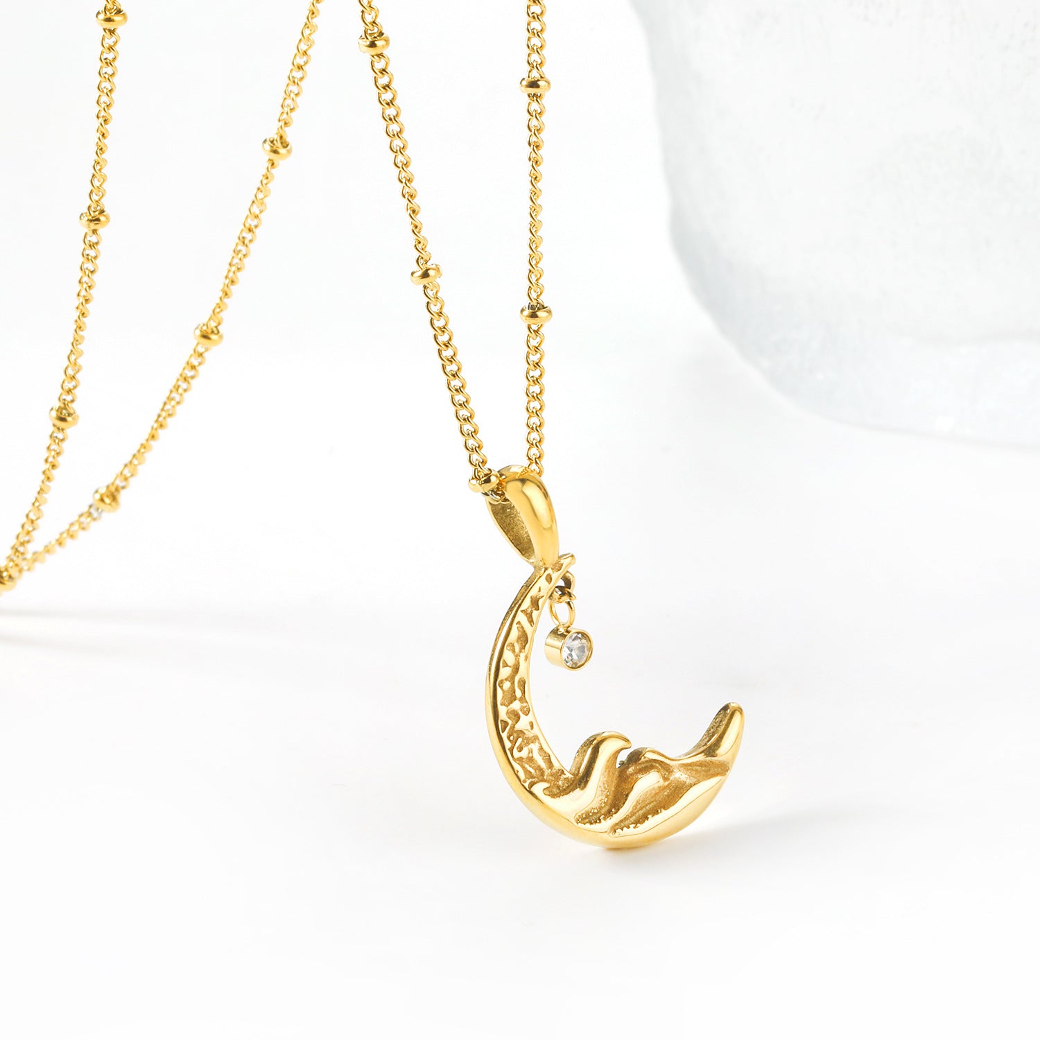 Damen Halskette mit mondförmigem Anhänger aus goldplattiertem Edelstahl und funkelndem Zirkonia Shop Nory