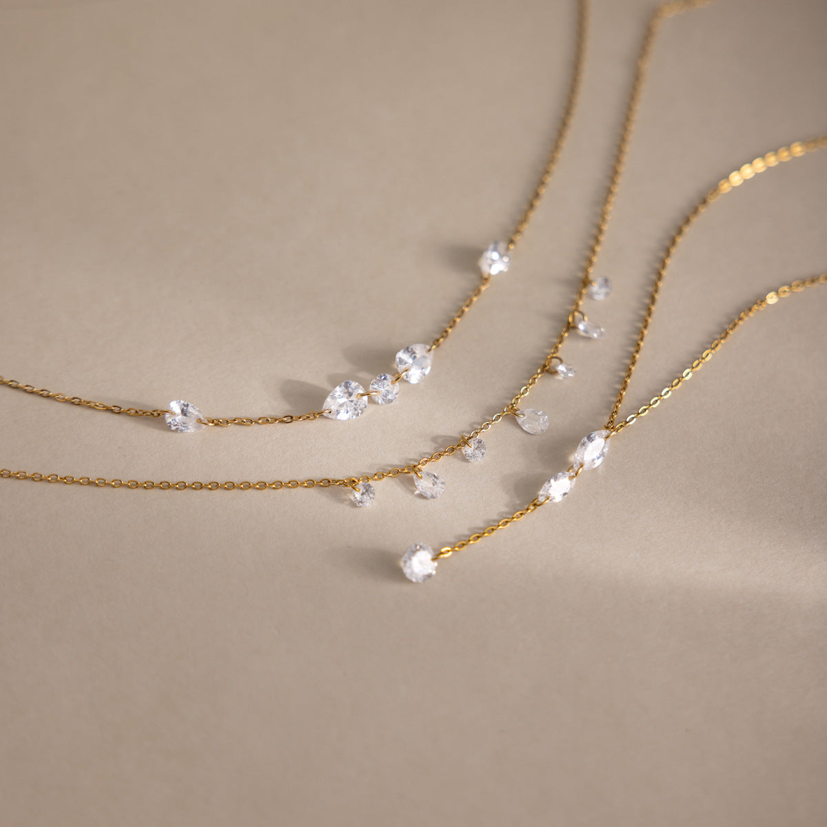 Damen Halskette mit funkelnden Kristall-Details aus rostfreiem Edelstahl Shop Nory