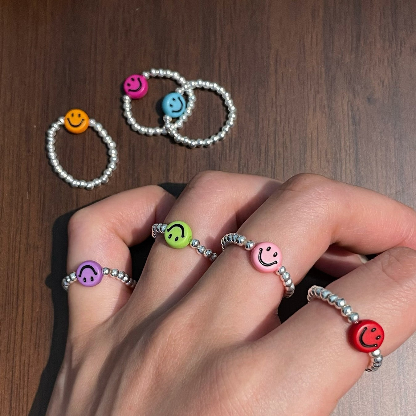 Damenring mit lächelndem Motiv und zarten Perlen Shop Nory