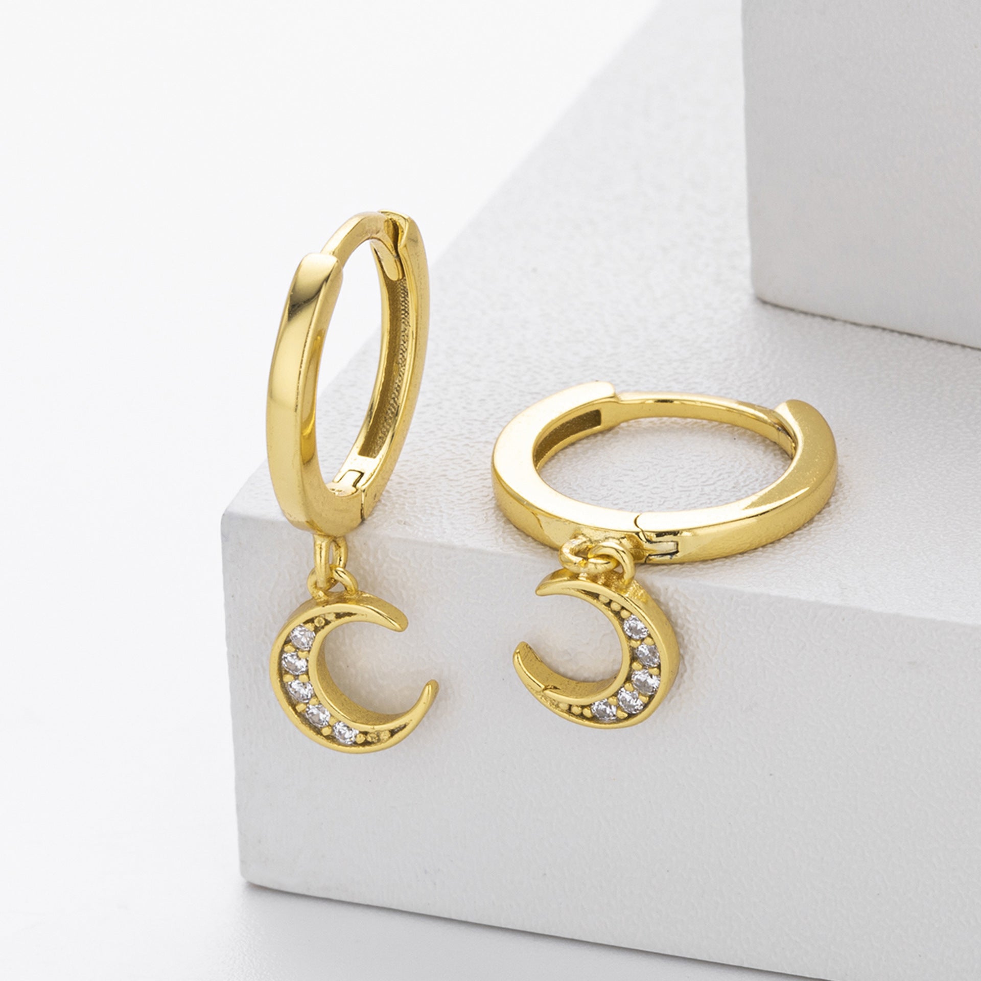 Damen Ohrhänger mit elegantem Mondanhänger und funkelnden Zirkonen Shop Nory
