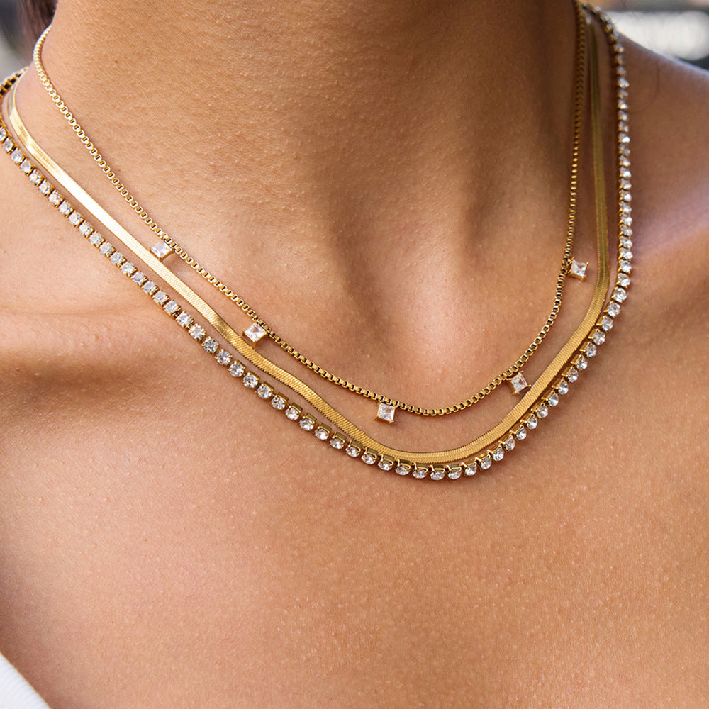 Damen Halskette mit funkelnden Zirkonia-Elementen und stilvollem Design Shop Nory