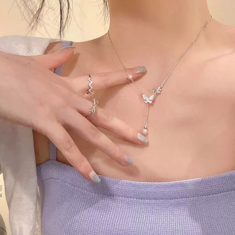 Damen Halskette mit funkelndem Schmetterlingsanhänger und zarten Perlen Shop Nory