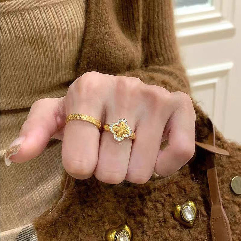 Damen Ring mit kunstvollem Blumenmotiv und funkelnden Kristallen Shop Nory