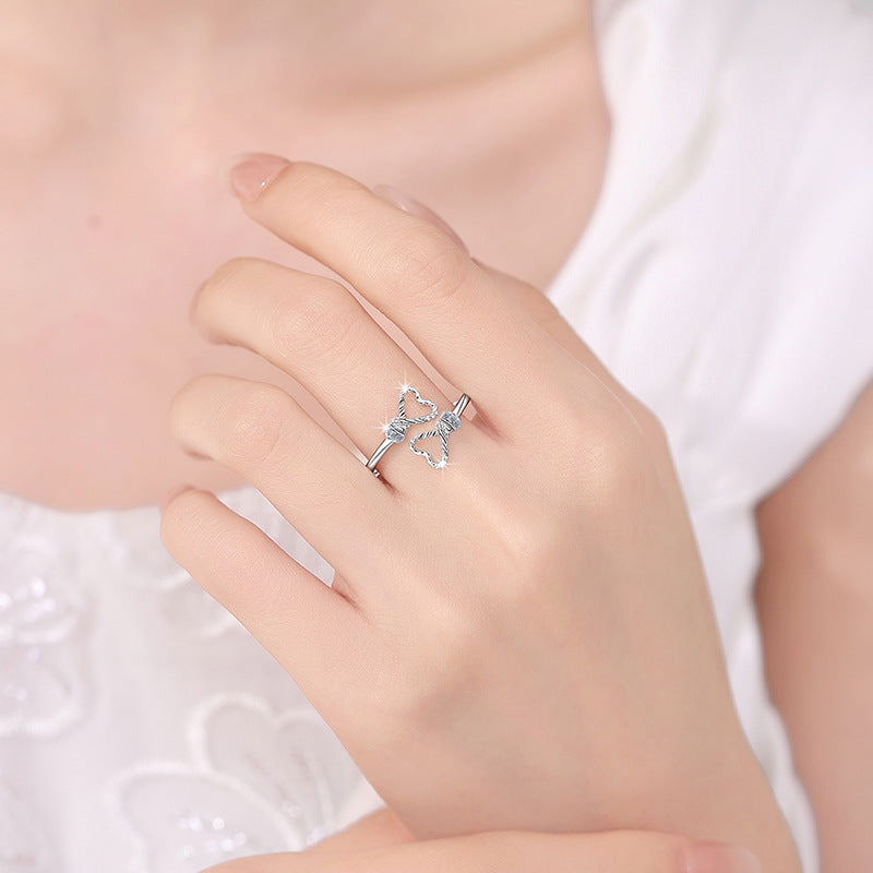 Damenring mit verschnörkeltem Herzdesign und glitzernden Zirkonia Shop Nory
