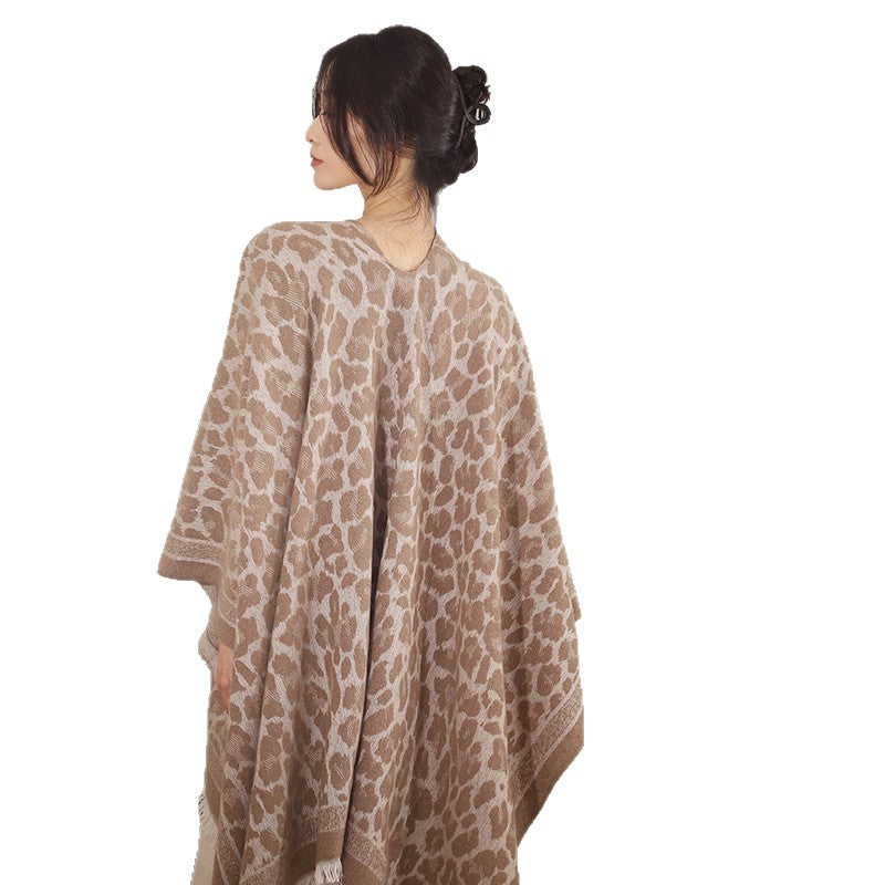 Damen Jacquard-Poncho im Kimono-Schnitt mit Fransensaum und dezentem Animaljacquard Shop Nory