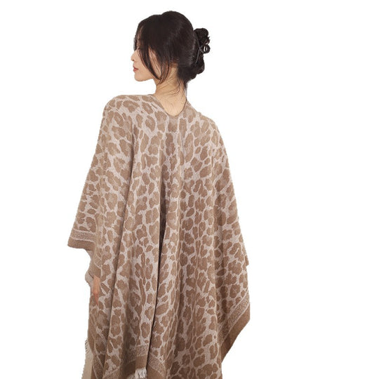 Damen Jacquard-Poncho im Kimono-Schnitt mit Fransensaum und dezentem Animaljacquard Shop Nory