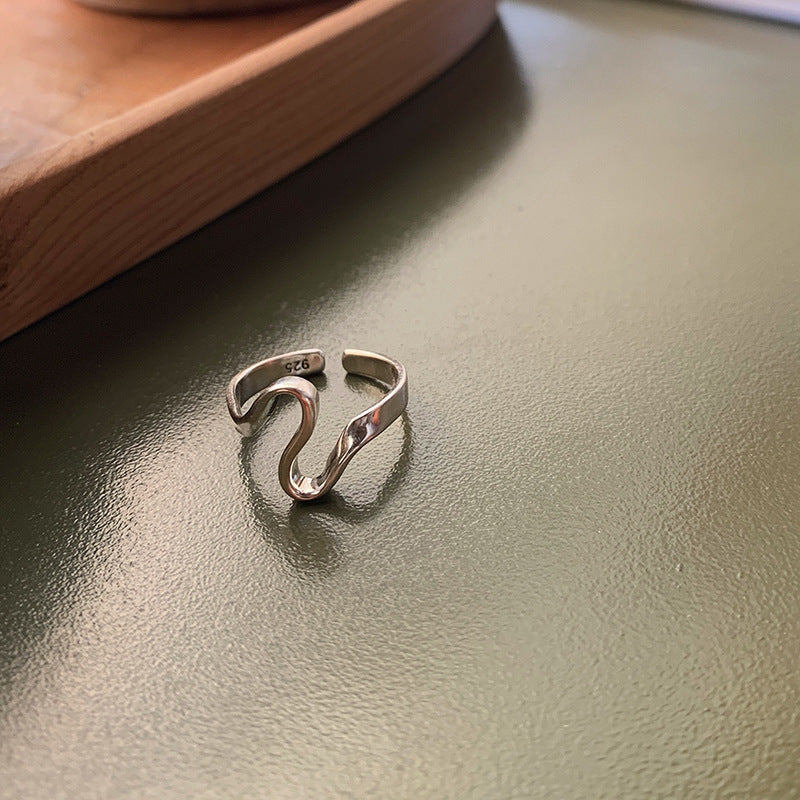 Damenring mit geschwungenem Design und glänzender Oberfläche Shop Nory