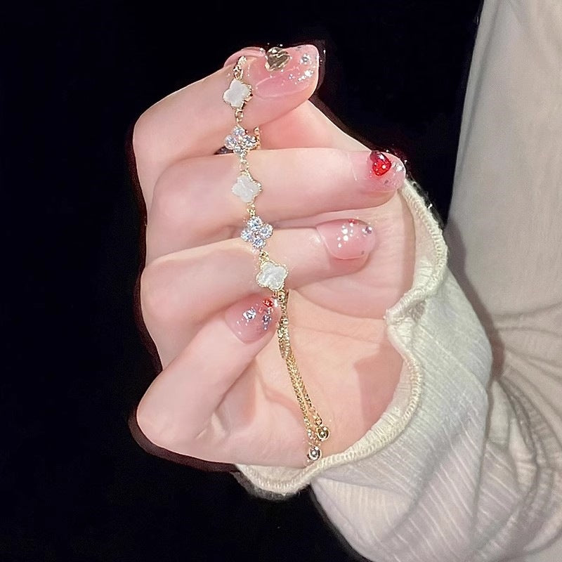 Damen zartes Armband mit funkelnden Blütenmotiven und hochwertiger Verarbeitung Shop Nory
