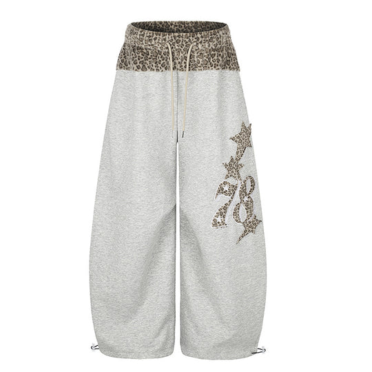Damen Extraweite Palazzo-Loungehose mit hohem Komfortbund, Leoprint-Bund und dekorativer Stern-Ziffer-Applikation Shop Nory