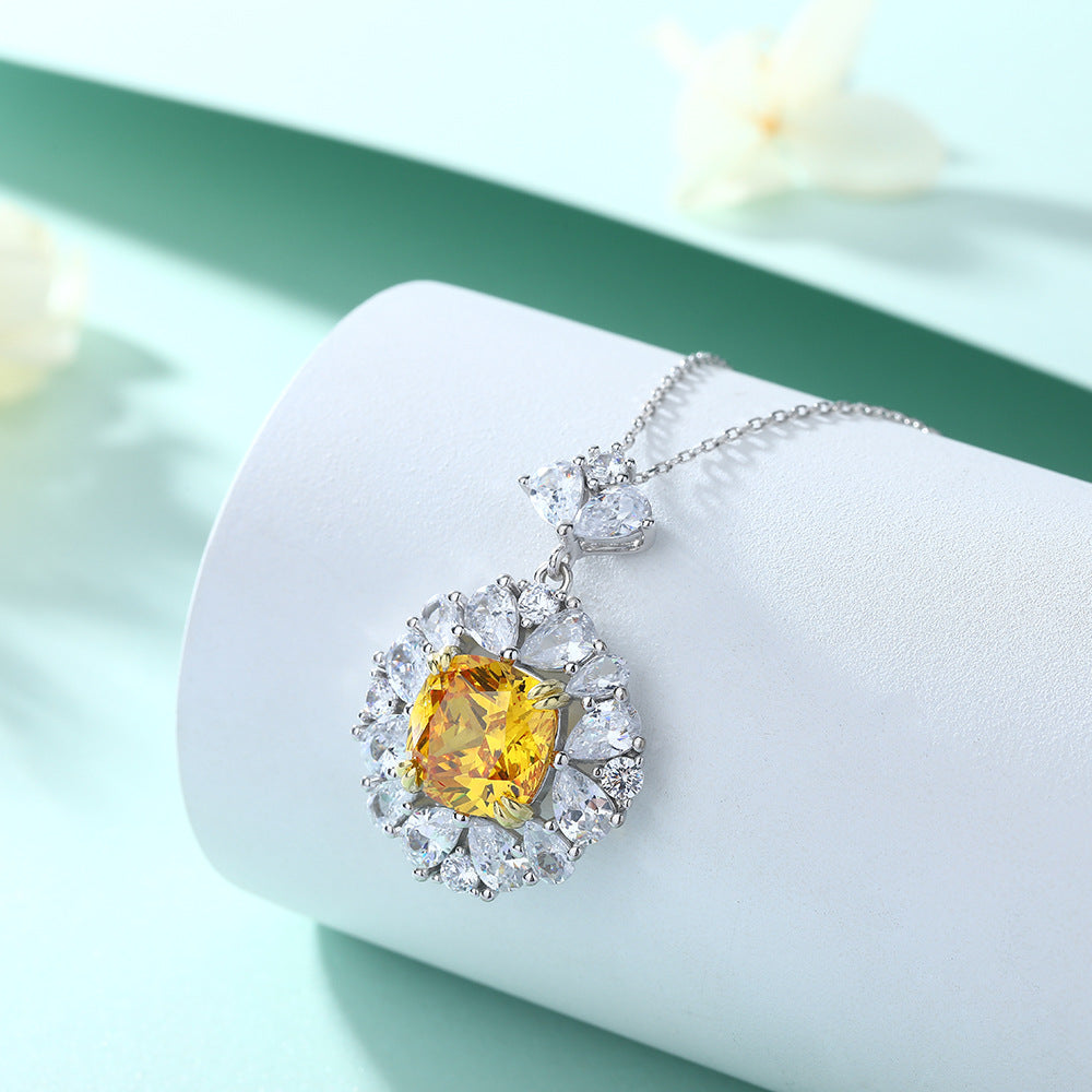 Damen Ring mit großem, leuchtendem Hauptstein und funkelndem Zirkonia-Besatz Shop Nory