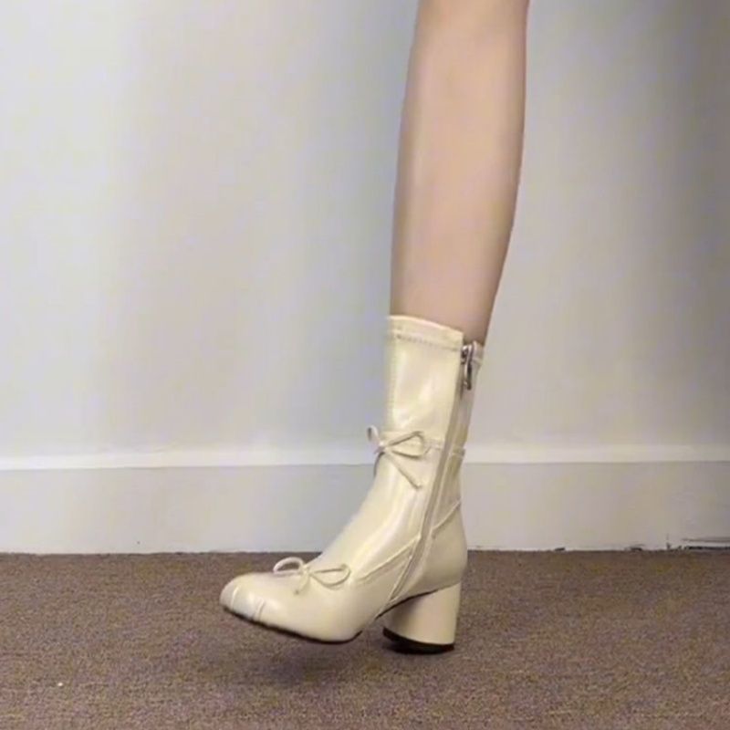 Damen Knöchelhohe Stiefeletten mit geformtem Blockabsatz, sichtbarer Ziernaht und Schleifen‑Detail Shop Nory
