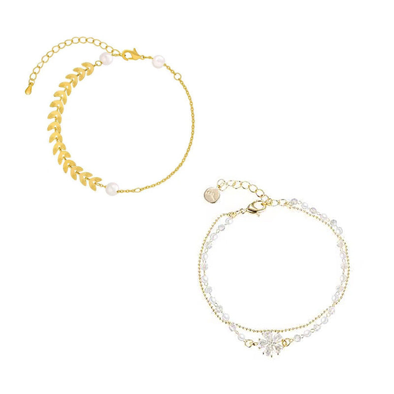 Damenarmband mit funkelndem Kristall-Anhänger und zarten Perlenakzenten Shop Nory