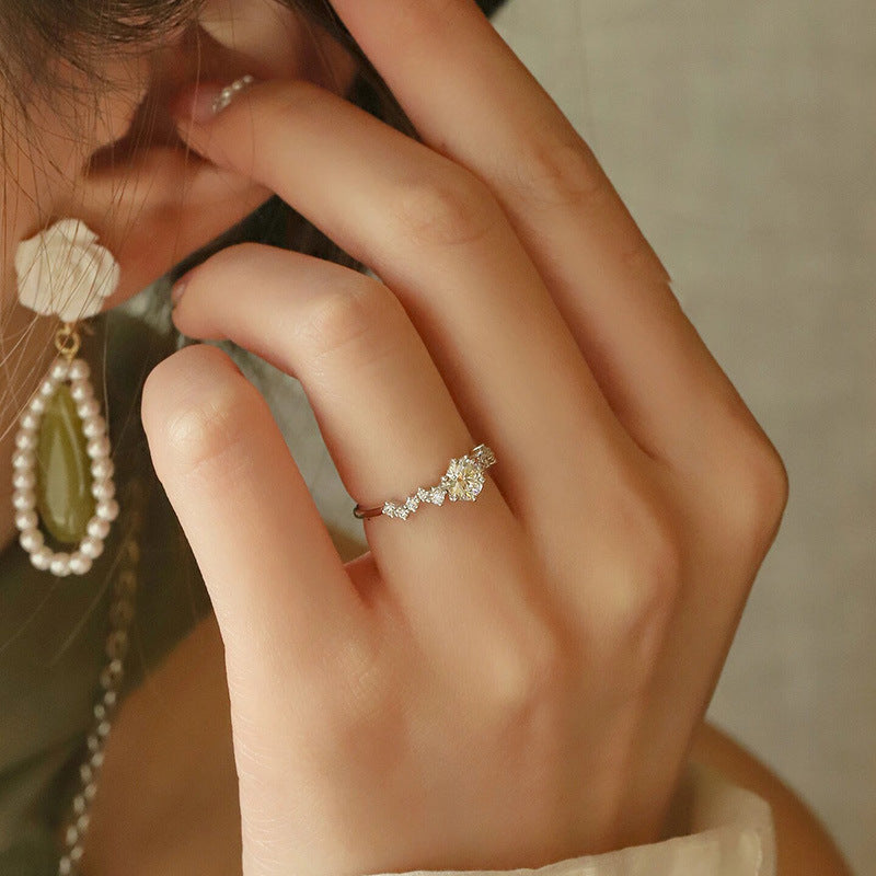 Damen Verlobungsring mit funkelnden Kristallen und elegantem Design Shop Nory