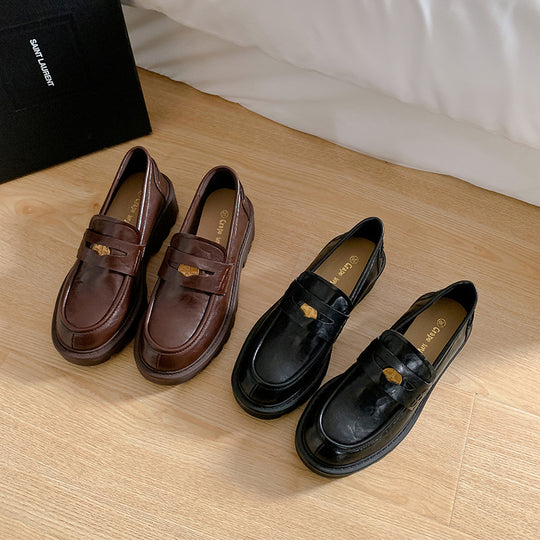 Damen Chunky Pennyloafer mit profilierter Plateau‑Lug‑Sohle und goldener Zierapplikation Shop Nory