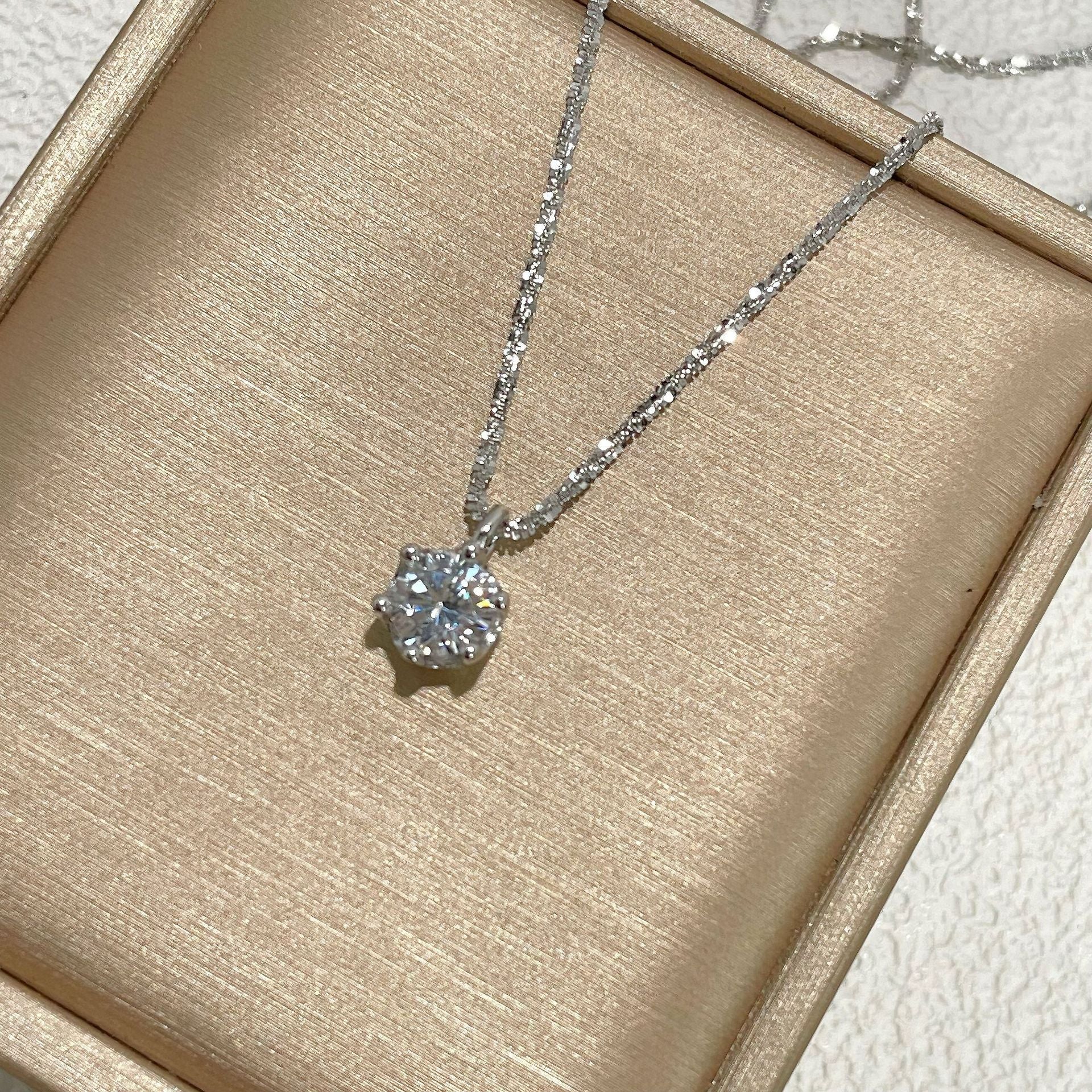 Damen Halskette mit funkelndem Kristallanhänger und feiner Gliederkette Shop Nory