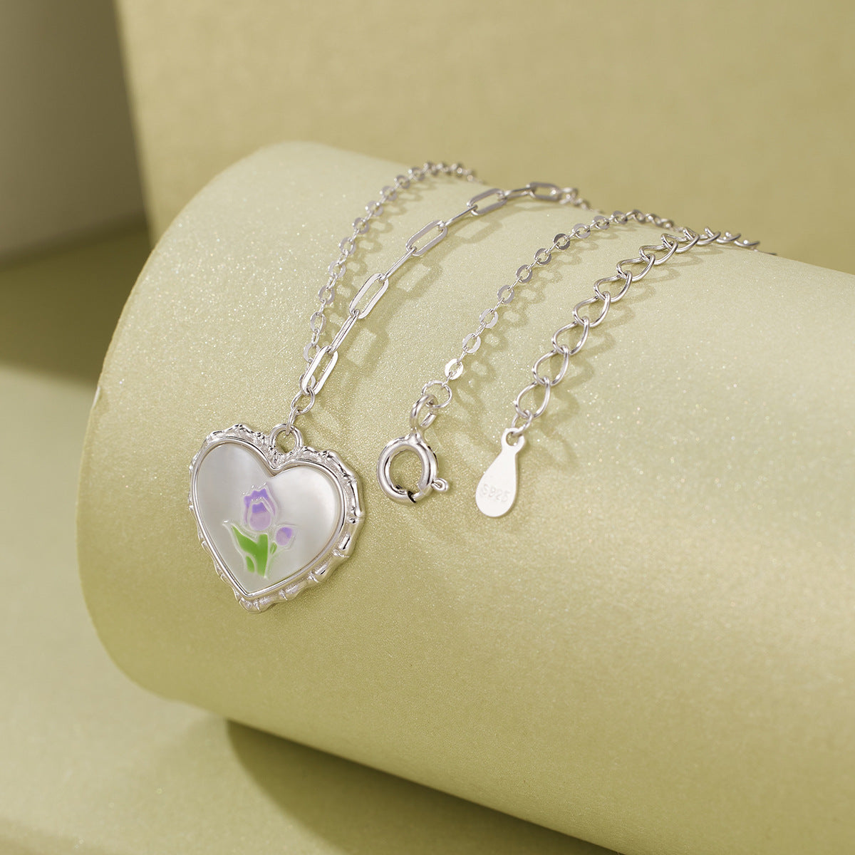 Damen Halskette mit herzförmigem Anhänger und floralem Design Shop Nory