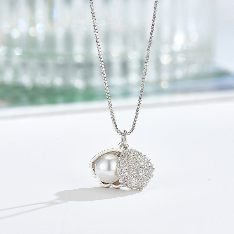 Damen Halskette mit elegantem Muschel-Anhänger und funkelnden Zirkonia Shop Nory