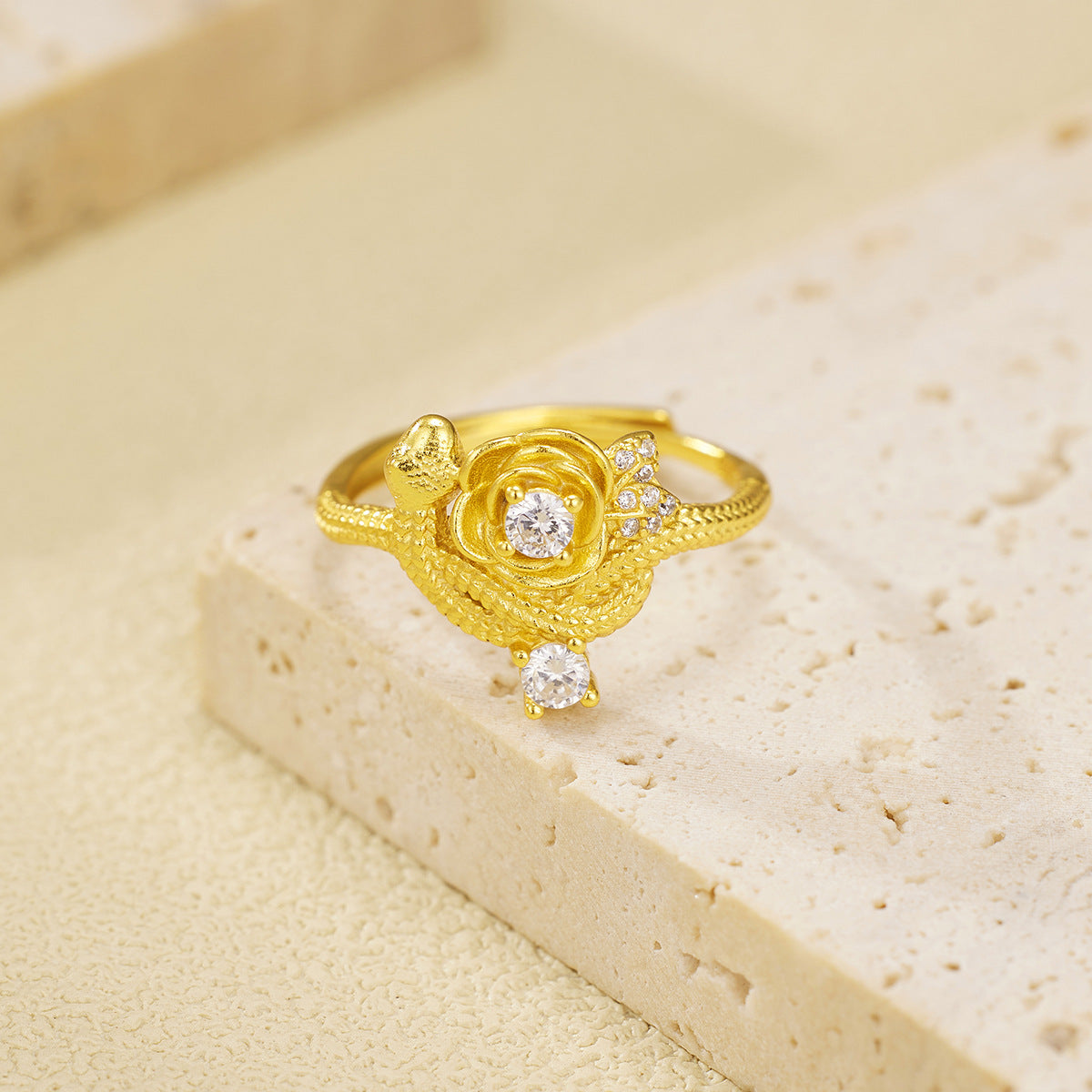Damen Ring mit kunstvollem Rosendesign und funkelnden Kristallen Shop Nory