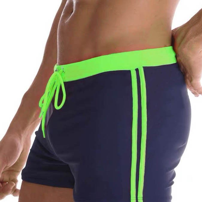 Herren Bade-Shorts mit peppigen Kontrastelementen
