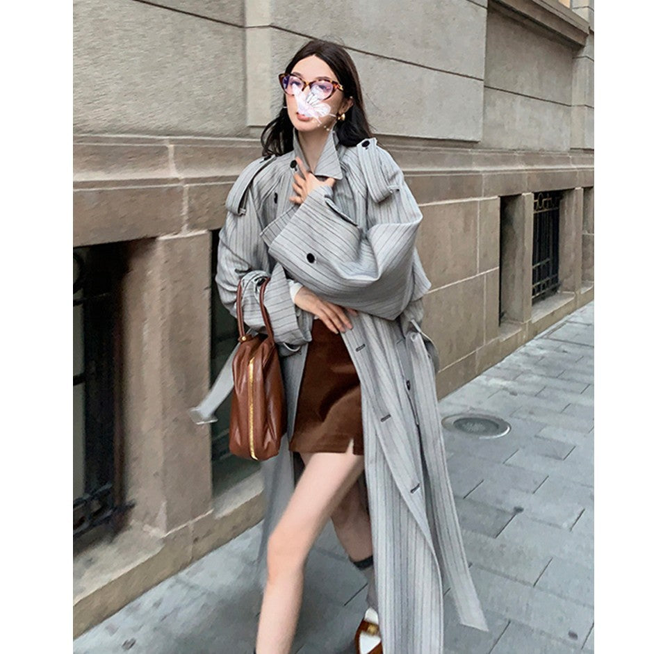 Damen Langer Nadelstreifen-Trenchcoat mit Bindegürtel Schulterpatten und ausgestelltem Saum Shop Nory