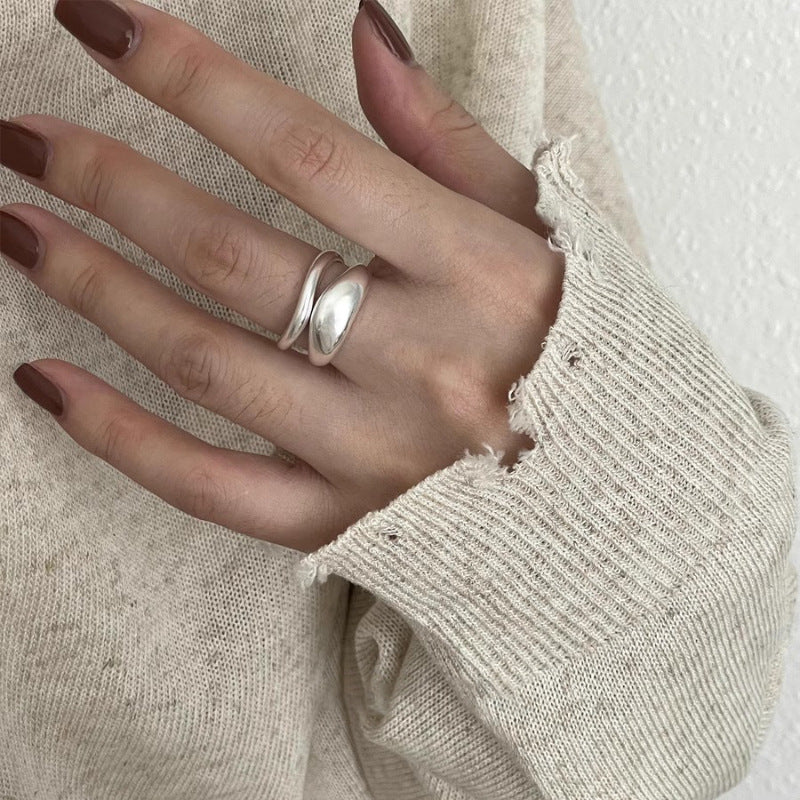 Damenring mit modernem, geschwungenem Design und glänzender Oberfläche Shop Nory