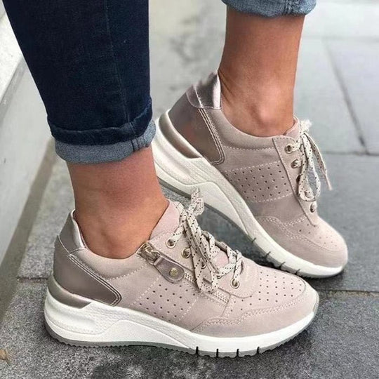 Damen Chunky-Plateau-Sneaker mit perforiertem Velours, gepolstertem Komfortfußbett und Metallic-Fersenaufbau Shop Nory