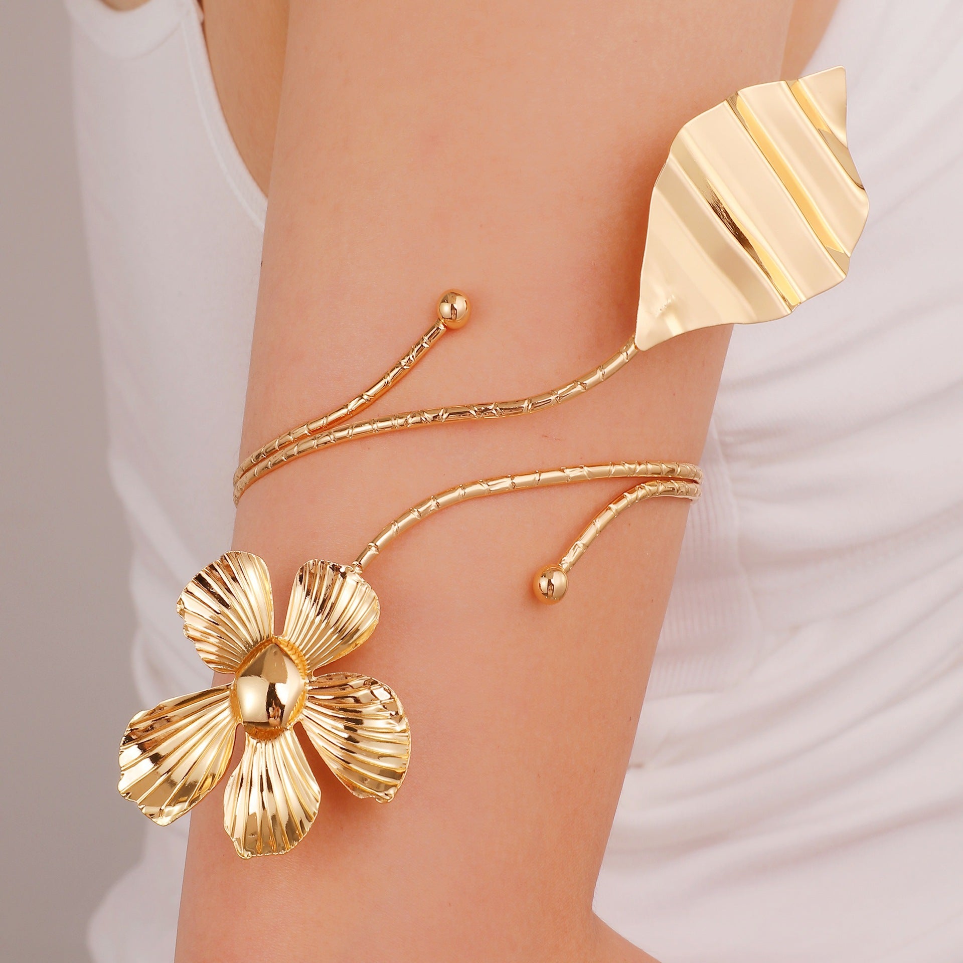 Damen Offener Armreif mit floralen Akzenten Shop Nory