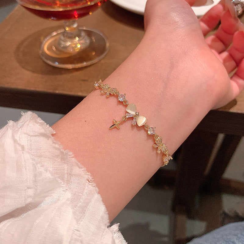 Zartes Gliederarmband mit Perlmuttherzen, Funkelnden Zirkonia und Kreuzanhänger