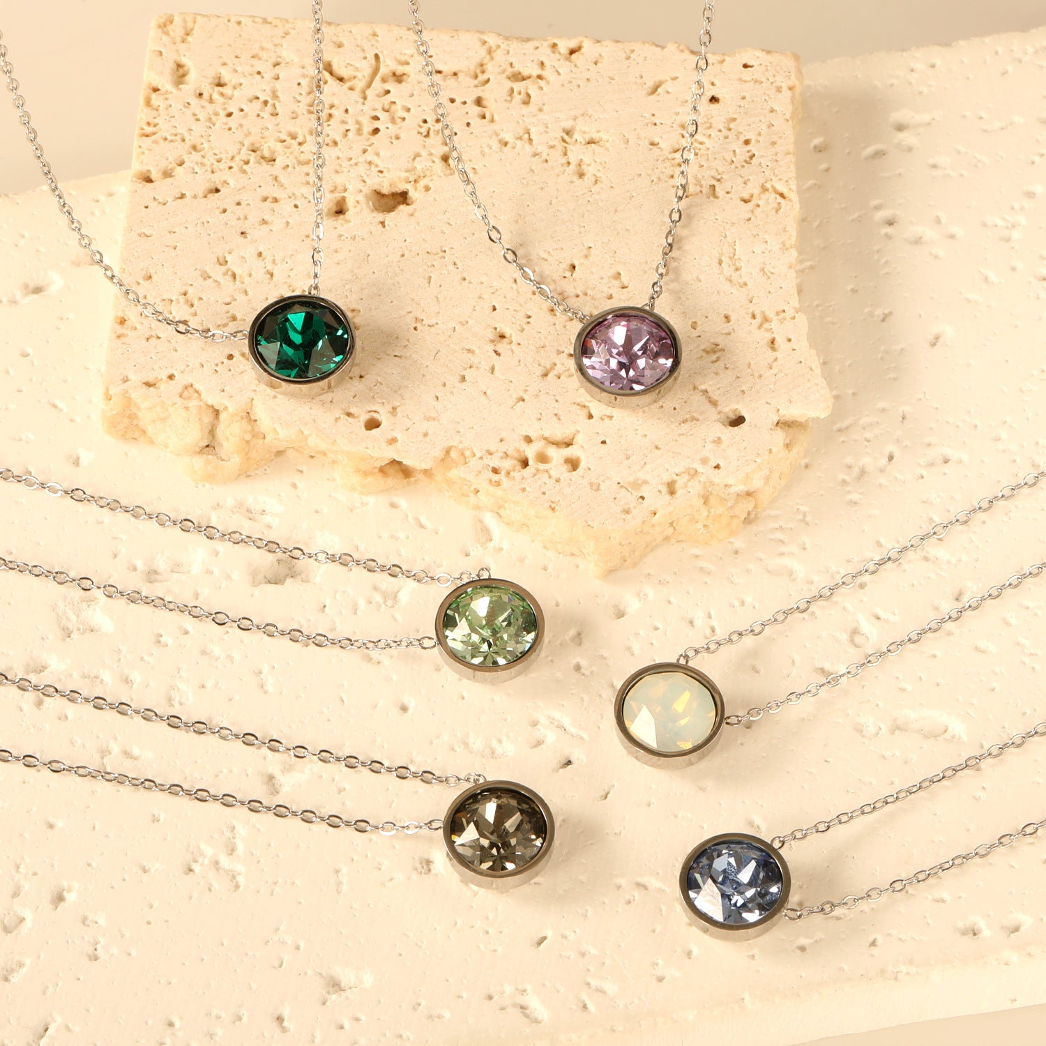 Damen Halskette mit funkelndem Kristallanhänger und eleganter Gliederkette Shop Nory