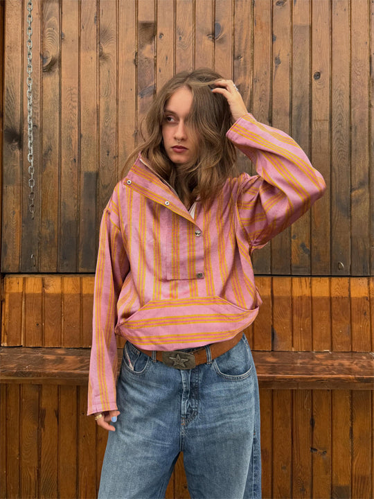 Damen Oversized Streifen-Pullover mit Halbreißverschluss, Stehkragen und Kängurutasche Shop Nory