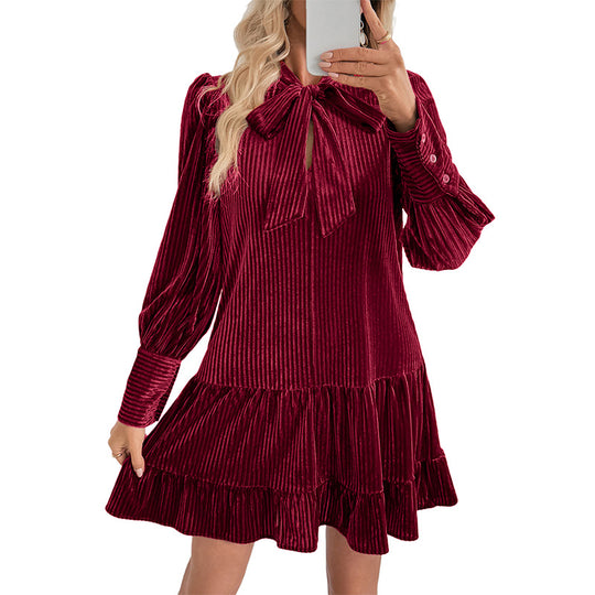 Damen Samt-Faltenkleid mit Schleifenkragen, Puffärmeln und stufigem Volantrock Shop Nory
