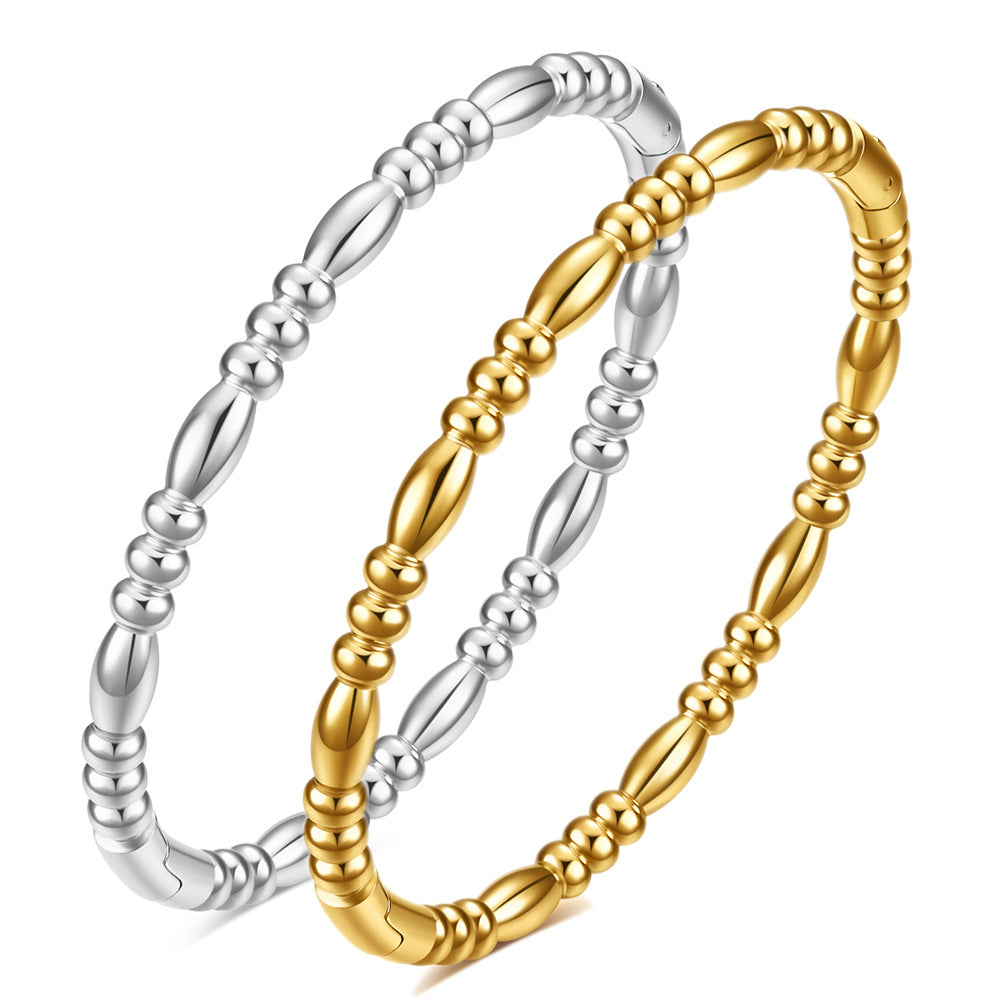 Damen Armreif mit geschwungenem Design und eleganten Metallakzenten Shop Nory
