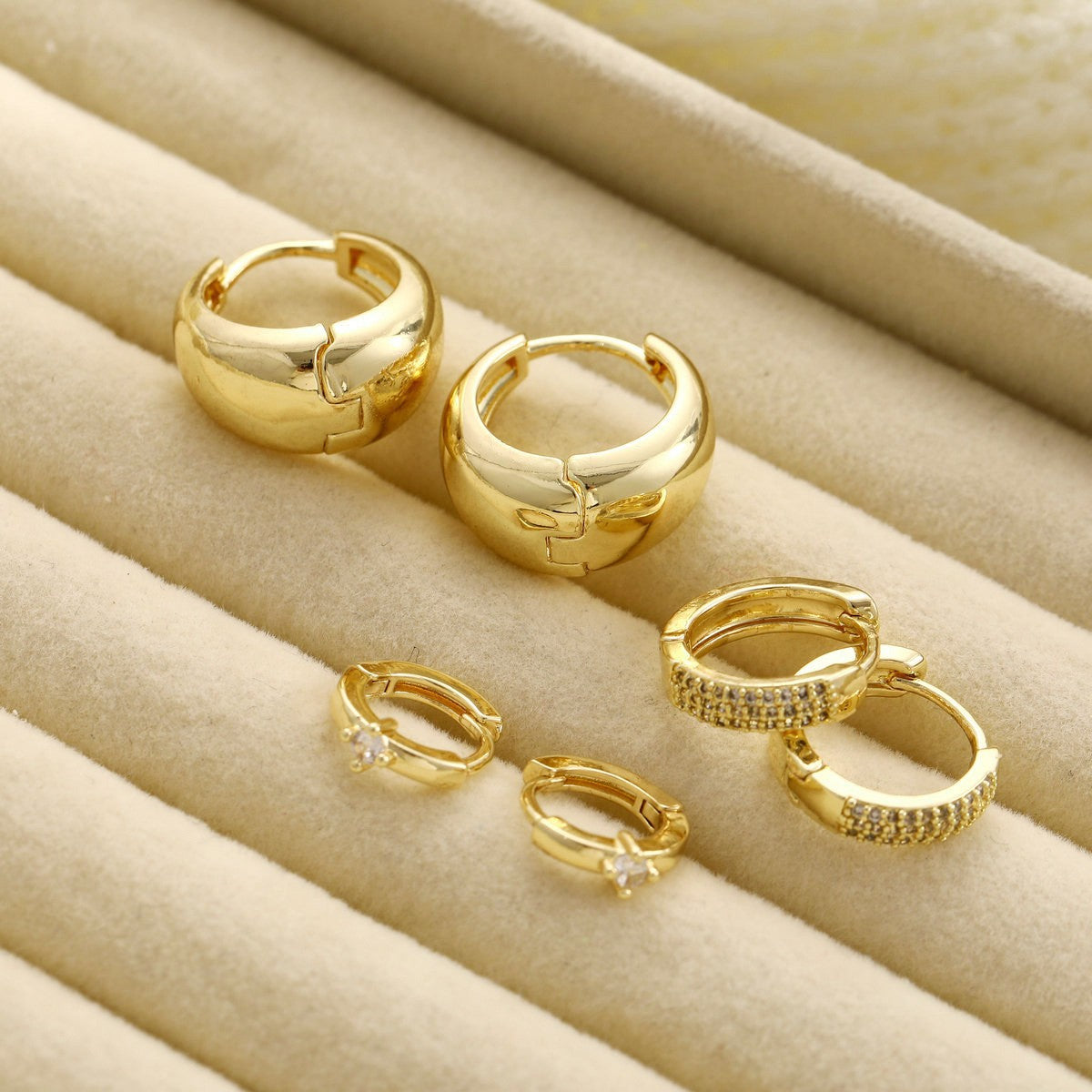 Damen Ohrringe Set mit funkelnden Zirkonia und geschwungenem Design Shop Nory