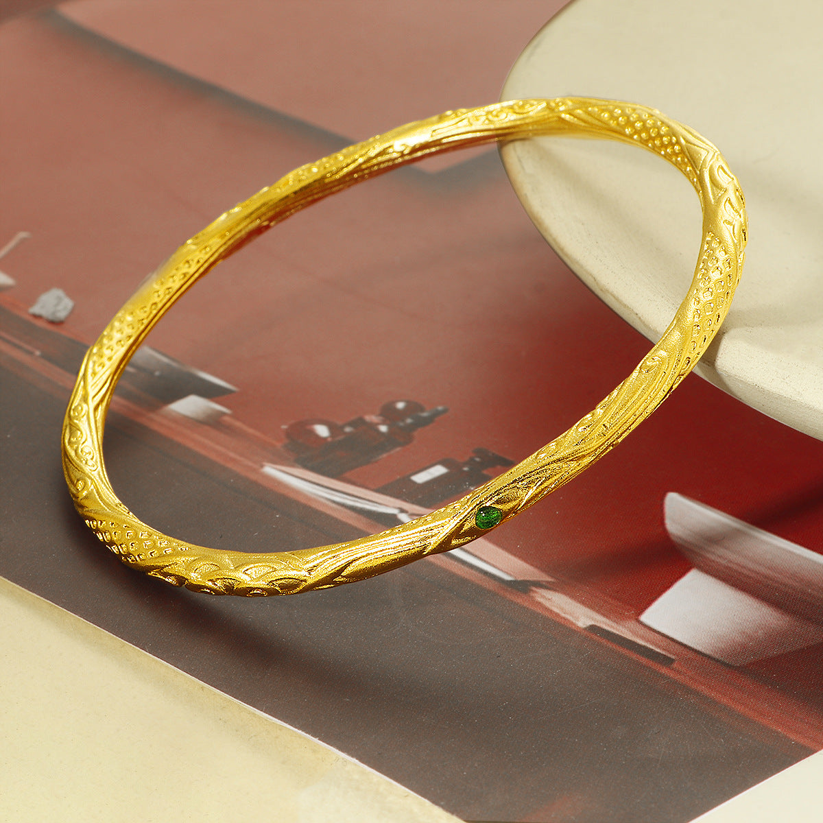 Frauen intricately designed gold bangle bracelet Shop Nory