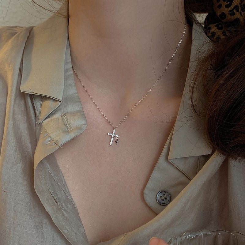 Damen Halskette mit schmalem Kreuzanhänger aus hochwertigem Edelstahl und funkelnden Zirkonia Shop Nory