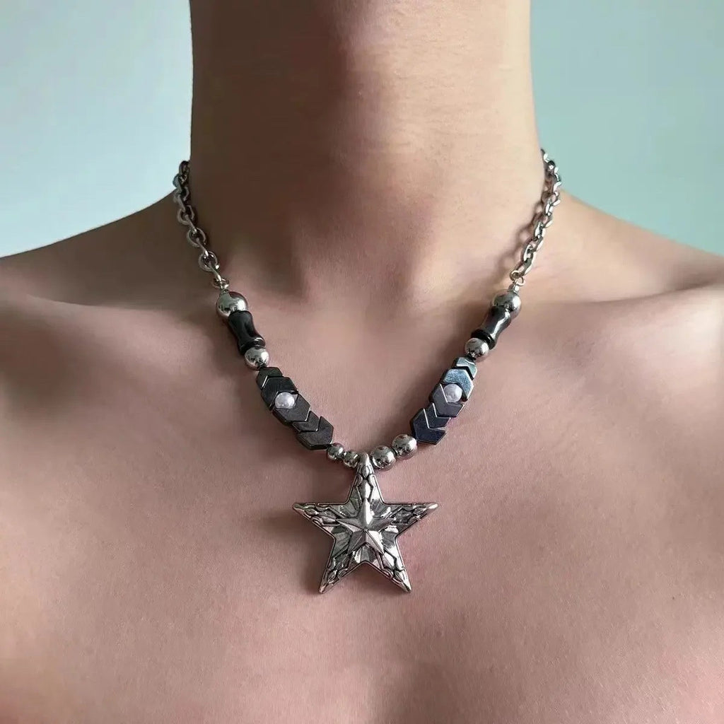 Damen Kette mit kunstvollem Sternenanhänger und funkelnden Perlendetails Shop Nory