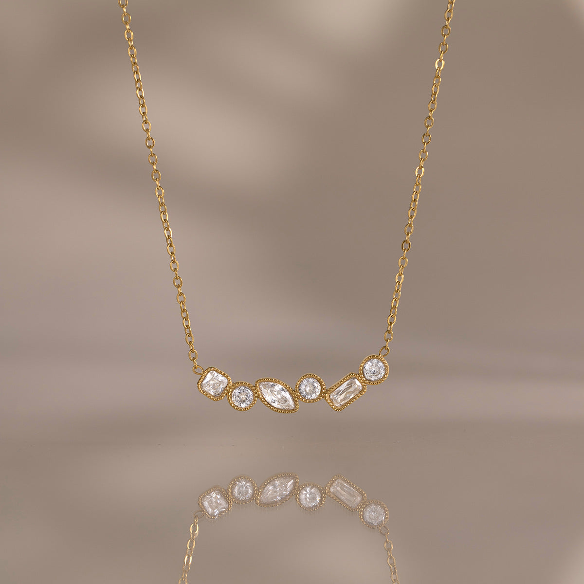 Damen Halskette mit funkelnden Zirkonia und luxuriösem Design Shop Nory