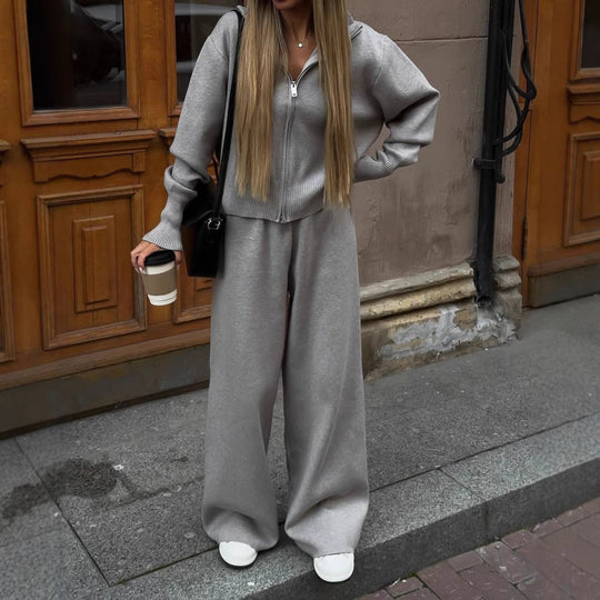 Damen Feinstrick-Zweiteiler mit taillierter Zip-Kapuzenjacke und weiten High‑Waist Kordelhose Shop Nory