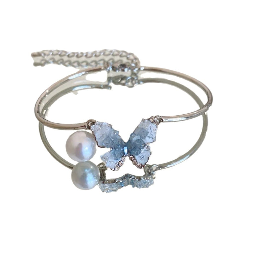 Damen Armband mit filigranen Schmetterlingsanhängern und eleganten Perlen Shop Nory