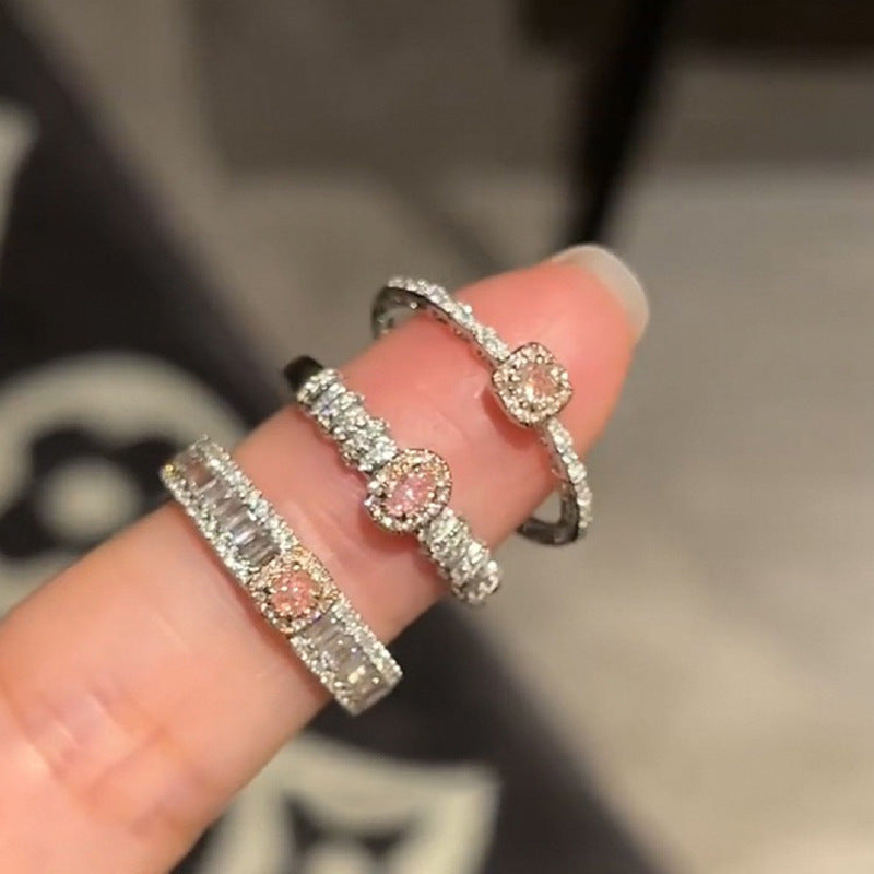 Damen zarter Ring mit funkelndem Zirkonia-Center und eleganter Verzierung Shop Nory