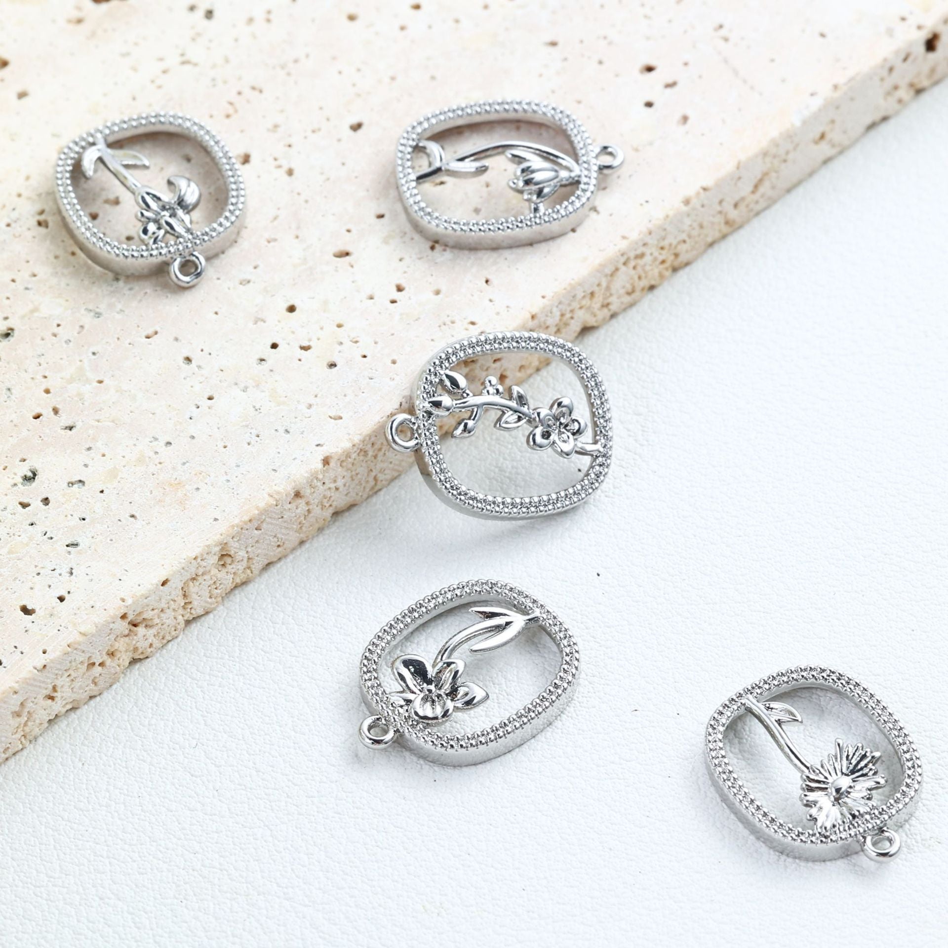 Schmuckanhänger mit floralem Design Shop Nory