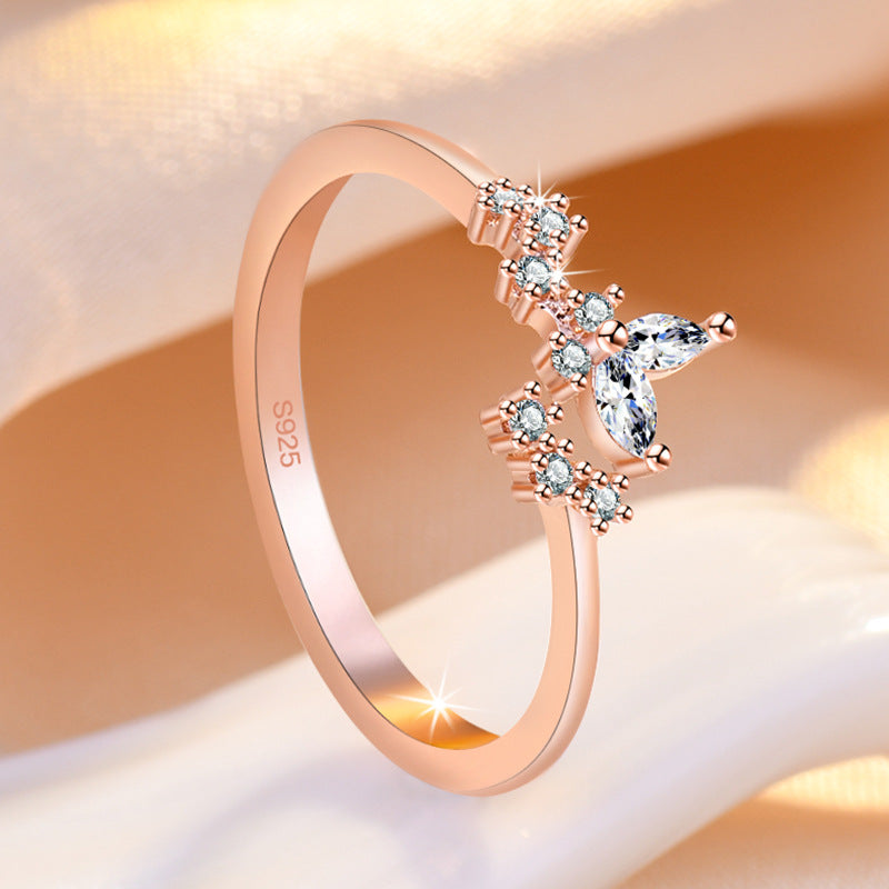 Damenring mit elegantem Schmetterlingsdesign und funkelnden Zirkonia Shop Nory