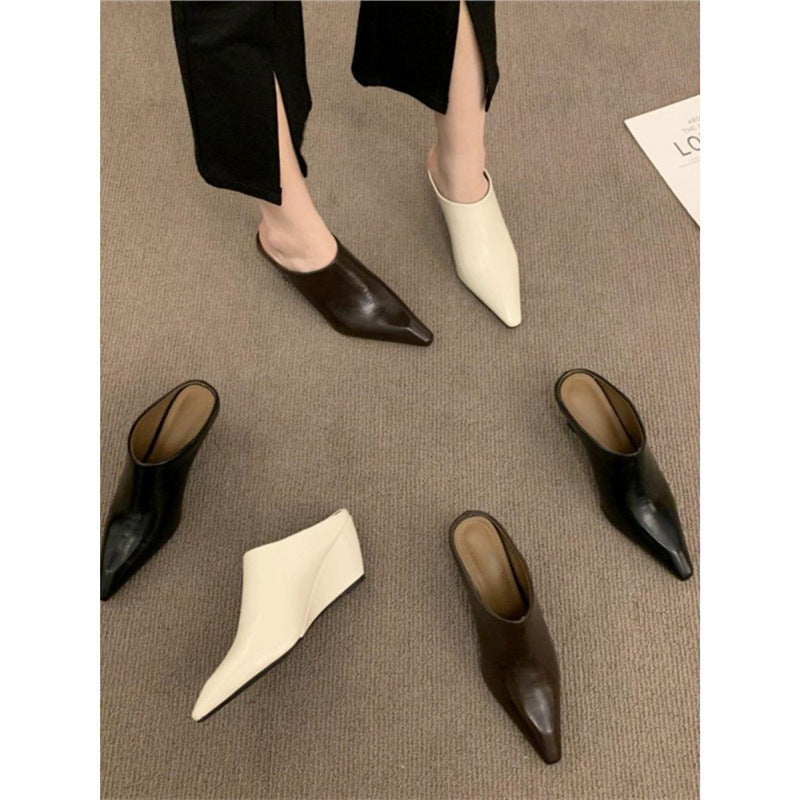 Damen Spitz zulaufende Slip‑On Mules mit skulptiertem Keilabsatz Shop Nory