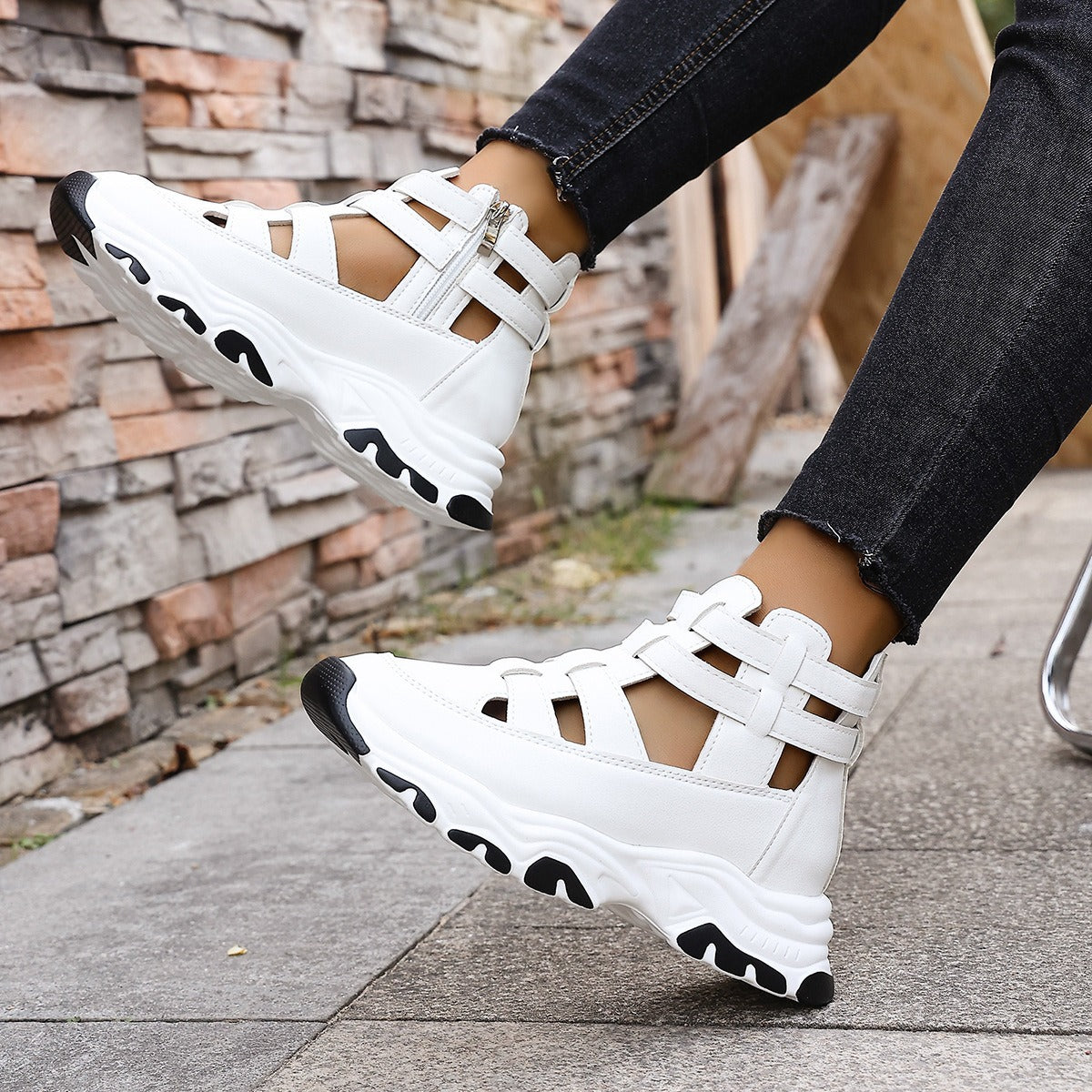 Damen Sportliche Schnür-Sneaker im modernen Cut-Out-Design