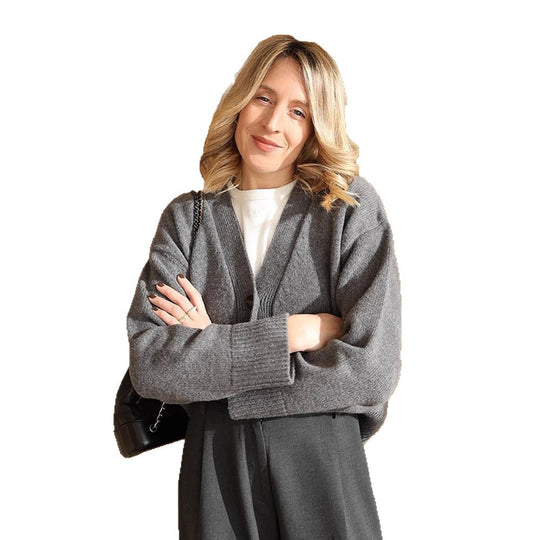 Damen Boxy Strickjacke mit V-Ausschnitt, aufgesetzten Taschen und Hornknöpfen Shop Nory