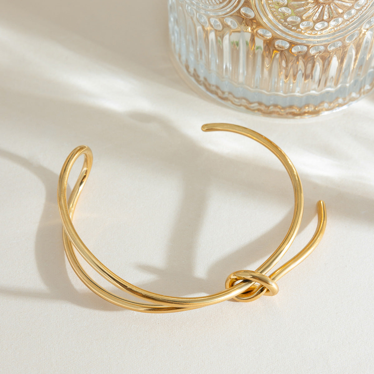 Damen Offenes Armband aus hypoallergenem Edelstahl mit elegantem Knoten-Design Shop Nory