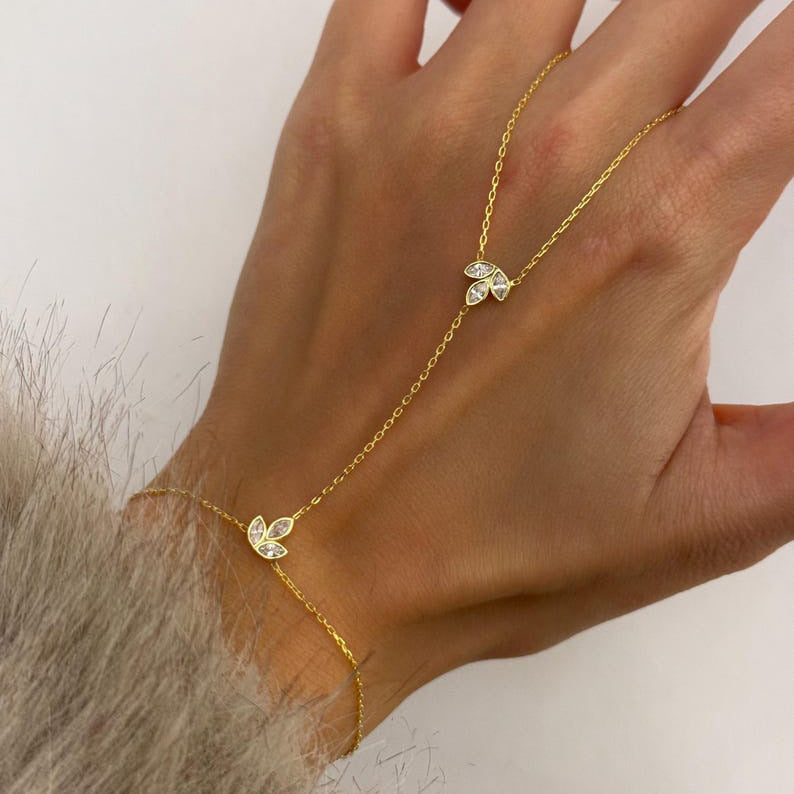 Damen Handkette mit floralem Design und funkelnden Zirkonia-Elementen Shop Nory