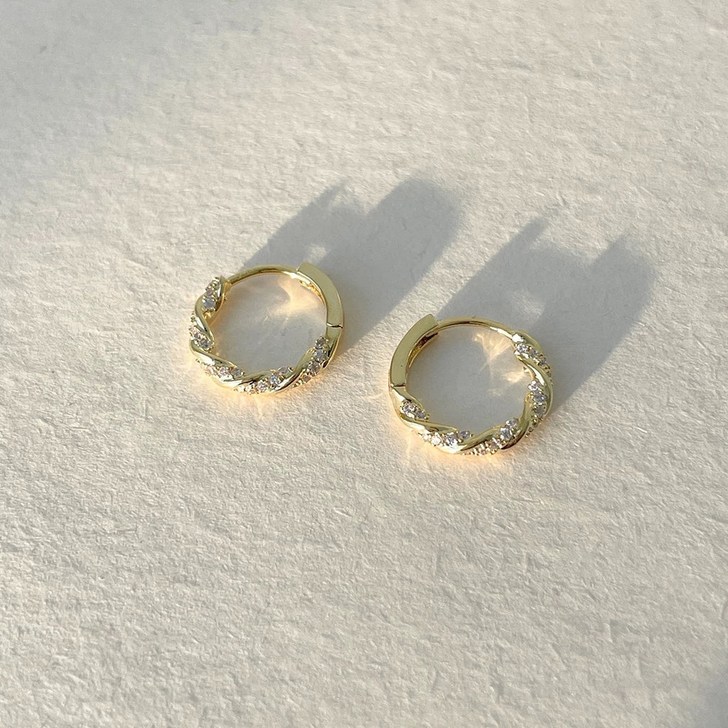Damen Ohrstecker mit kunstvollem Zickzackdesign und funkelnden Zirkonia Shop Nory
