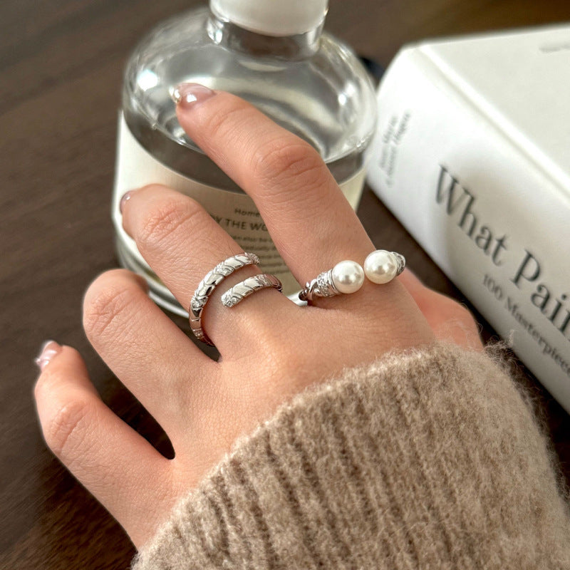 Damenring mit elegantem geschwungenem Design und funkelnden Zirkonia Shop Nory