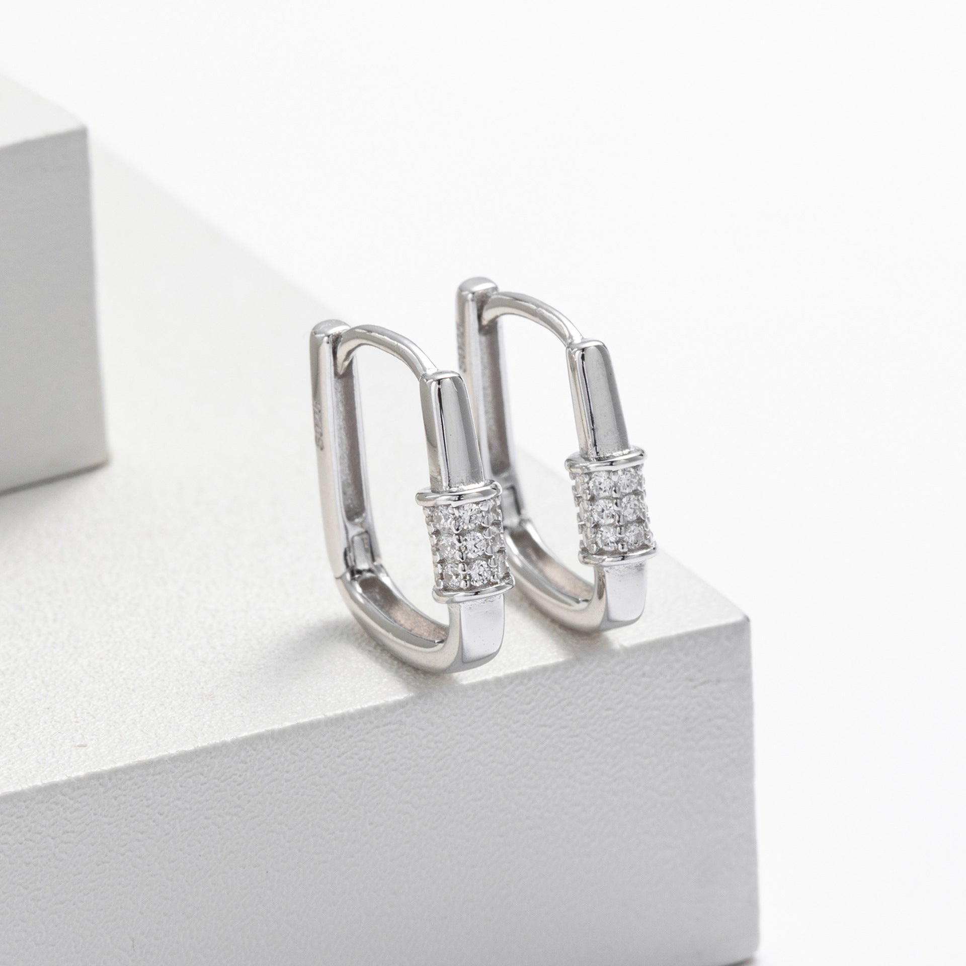 Damen Ohrhänger im modernen Design mit funkelnden 5A Zirkonen aus hochwertigem 925 Sterling Silber Shop Nory